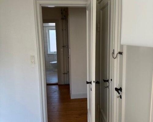 2 værelses med lille altan i Odense C