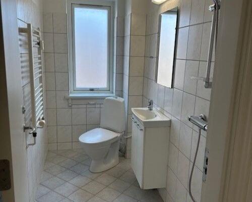 2 værelses med lille altan i Odense C