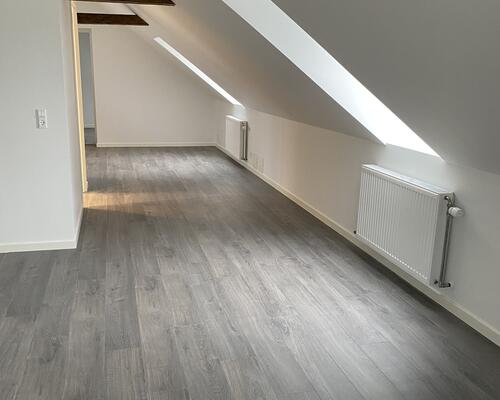 Renoveret lejlighed med stor altan.