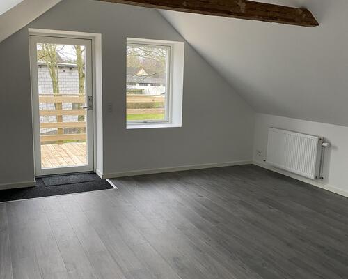 Renoveret lejlighed med stor altan.