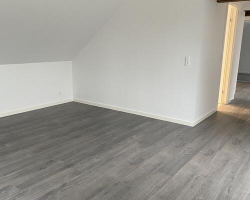 Renoveret lejlighed med stor altan.