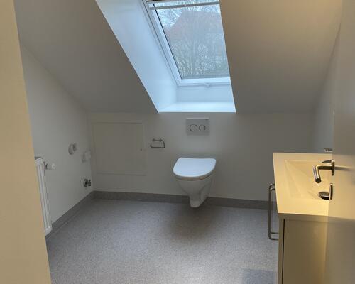 Renoveret lejlighed med stor altan.