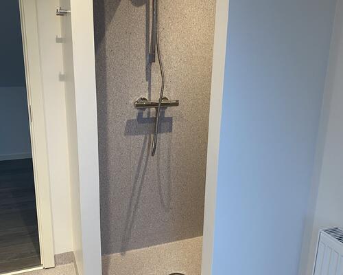 Renoveret lejlighed med stor altan.