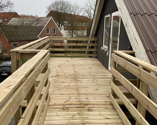 Renoveret lejlighed med stor altan.