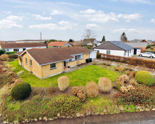 Indflytningsklar villa med skøn have, Viby J