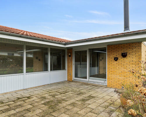 Indflytningsklar villa med skøn have, Viby J