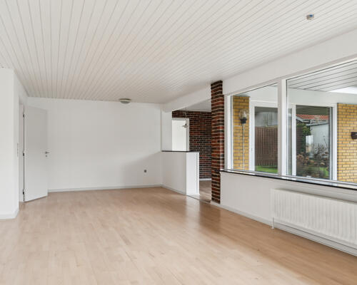 Indflytningsklar villa med skøn have, Viby J