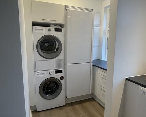 Lækker renoveret lejlighed på 1 sal udlejes.