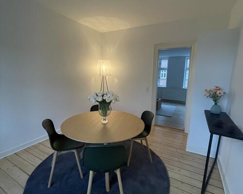 Lækker renoveret lejlighed på 1 sal udlejes.