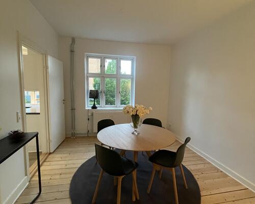 Lækker renoveret lejlighed på 1 sal udlejes.