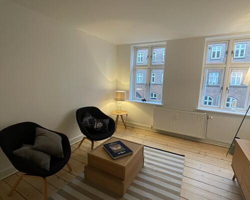 Lækker renoveret lejlighed på 1 sal udlejes.