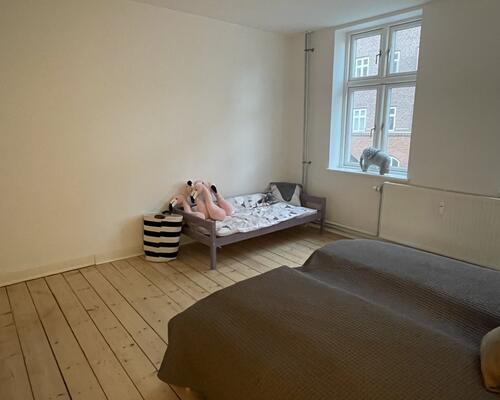 Lækker renoveret lejlighed på 1 sal udlejes.