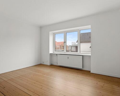 Lys og velindrettet 3-værelses lejlighed med altan