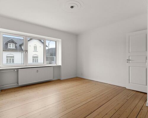Lys og velindrettet 3-værelses lejlighed med altan