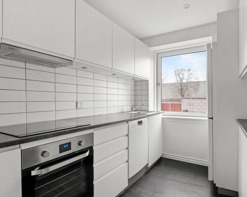 Lys og velindrettet 3-værelses lejlighed med altan