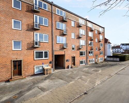 Lys og velindrettet 3-værelses lejlighed med altan