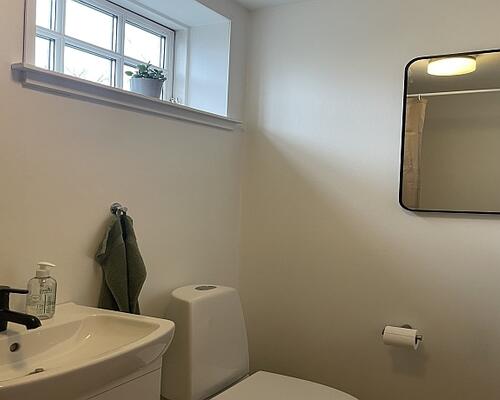 Møbleret lejlighed attraktivt beliggende på 1. sal i en længe i gård - adgang til fælles have og P-plads. Tæt ved naturskønt område og gode busforbindelser på kongevejen - kort afstand til Helsingør motorvejen og Hørsholms bymidte.