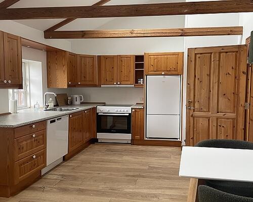 Møbleret lejlighed attraktivt beliggende på 1. sal i en længe i gård - adgang til fælles have og P-plads. Tæt ved naturskønt område og gode busforbindelser på kongevejen - kort afstand til Helsingør motorvejen og Hørsholms bymidte.