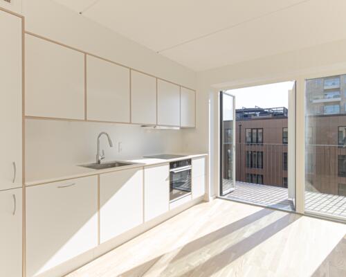 Rummelig 3-værelses lejlighed med altan