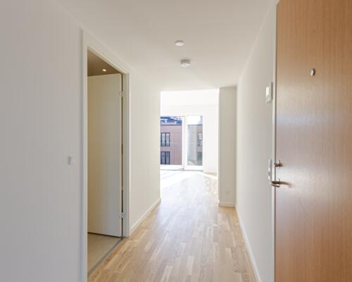 Rummelig 3-værelses lejlighed med altan