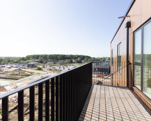 Rummelig 3-værelses lejlighed med altan