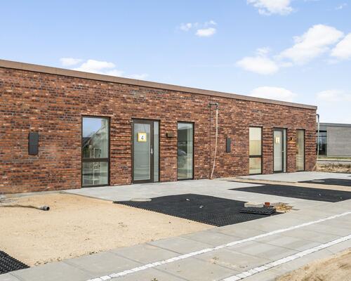 Skønt nyopført rækkehus i Snejbjerg med privat have/terrasse og mulighed for ladestander.