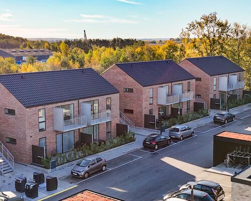 Lækker 2-vær. lejlighed på 1. sal med egen altan i nyopført ejendom i Hasselager.