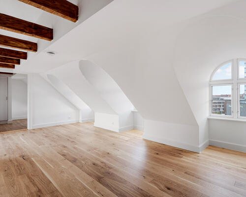 Totalrenoveret 3-værelses taglejlighed med flot lysindfald