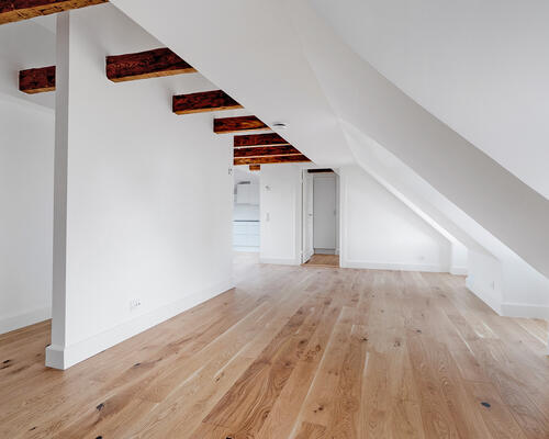 Totalrenoveret 3-værelses taglejlighed med flot lysindfald