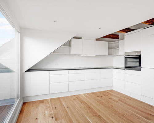 Totalrenoveret 3-værelses taglejlighed med flot lysindfald