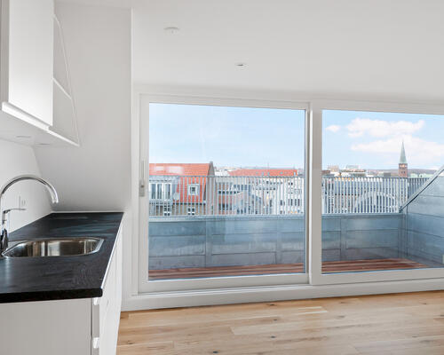Totalrenoveret 3-værelses taglejlighed med flot lysindfald