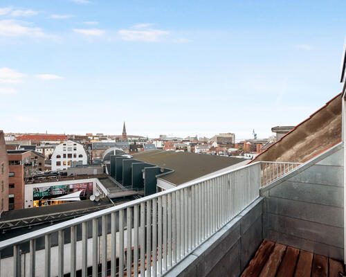 Totalrenoveret 3-værelses taglejlighed med flot lysindfald