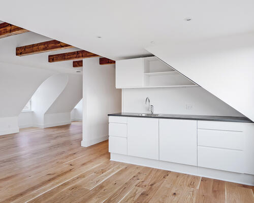 Totalrenoveret 3-værelses taglejlighed med flot lysindfald