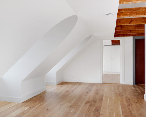 Totalrenoveret 3-værelses taglejlighed med flot lysindfald