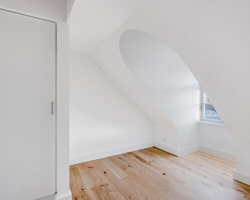 Totalrenoveret 3-værelses taglejlighed med flot lysindfald