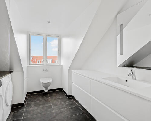 Totalrenoveret 3-værelses taglejlighed med flot lysindfald