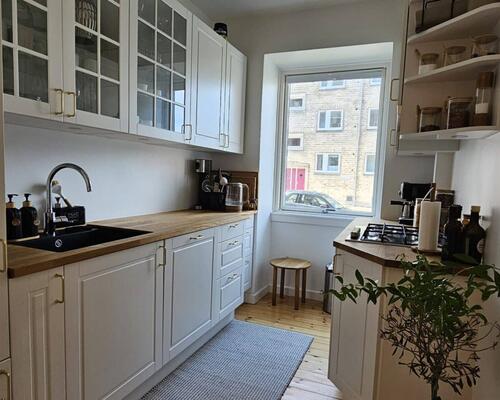 Flot og rummelig nyistandsat møbleret lejlighed | Søborg