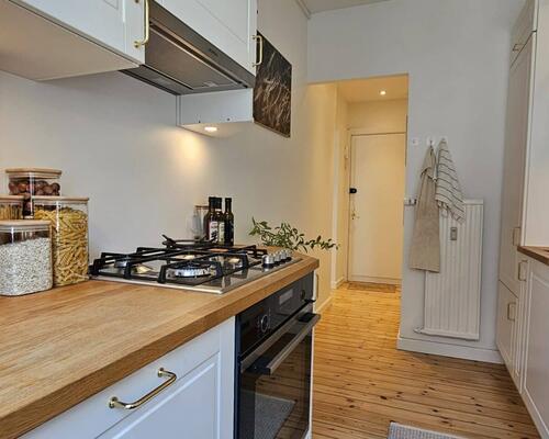 Flot og rummelig nyistandsat møbleret lejlighed | Søborg