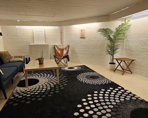 Flot og rummelig nyistandsat møbleret lejlighed | Søborg