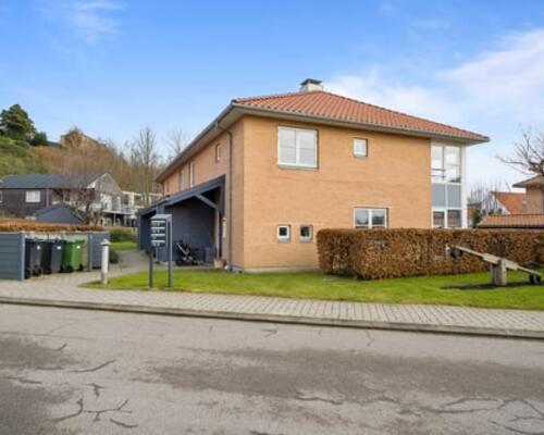 Attraktiv rækkehus tæt ved fjorden