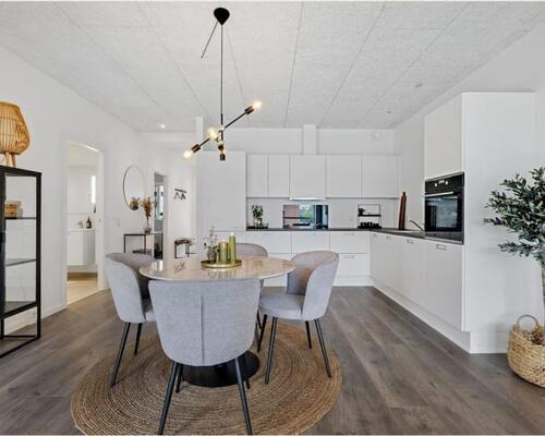 Hyggelig 3 værelses lejlighed i Kornparken med altan.