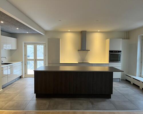 Nyrenoveret 4-værelses lejlighed med altan i Odense City