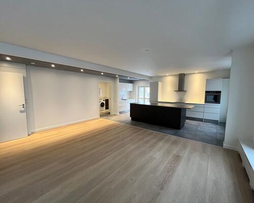 Nyrenoveret 4-værelses lejlighed med altan i Odense City