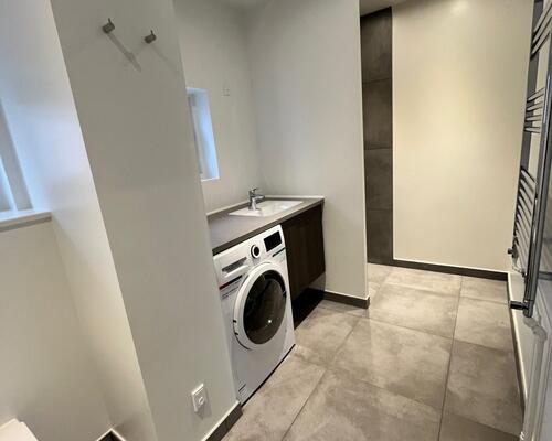 Nyrenoveret 4-værelses lejlighed med altan i Odense City