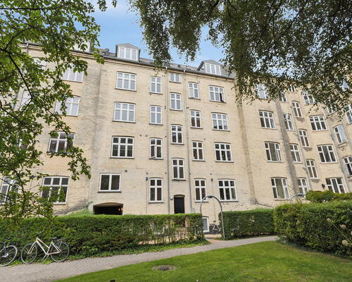 Lys 3-værelses i Aalborg C med franske døre, vaskesøjle og fælles grøn gård