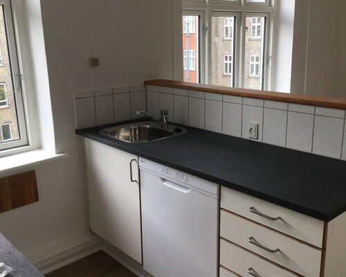 Lys 3-værelses i Aalborg C med franske døre, vaskesøjle og fælles grøn gård