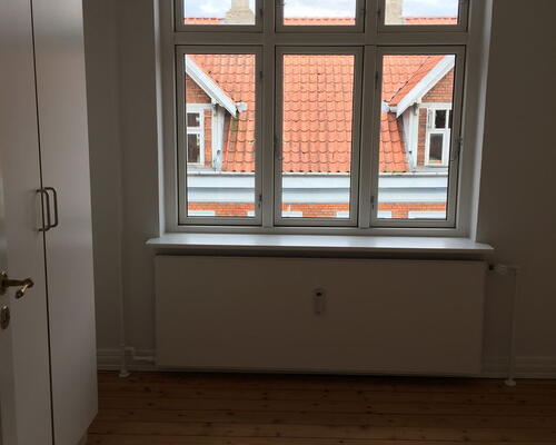 Lys 3-værelses i Aalborg C med franske døre, vaskesøjle og fælles grøn gård