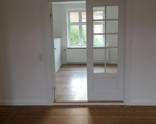 Lys 3-værelses i Aalborg C med franske døre, vaskesøjle og fælles grøn gård