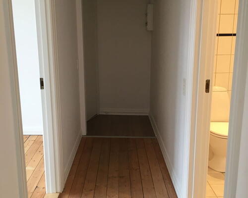 Lys 3-værelses i Aalborg C med franske døre, vaskesøjle og fælles grøn gård