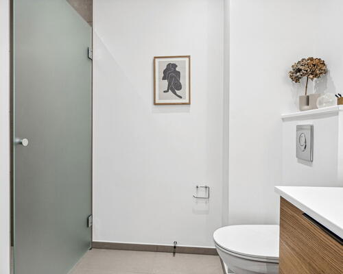 Lyst 115 m2 rækkehus i Jasminparken, Sønder Tranders – 4 værelser, to badeværelser og carport med ladestander